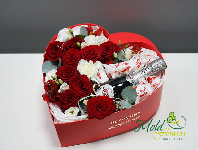 Cutie cu trandafiri roșii și mini Asti Martini foto